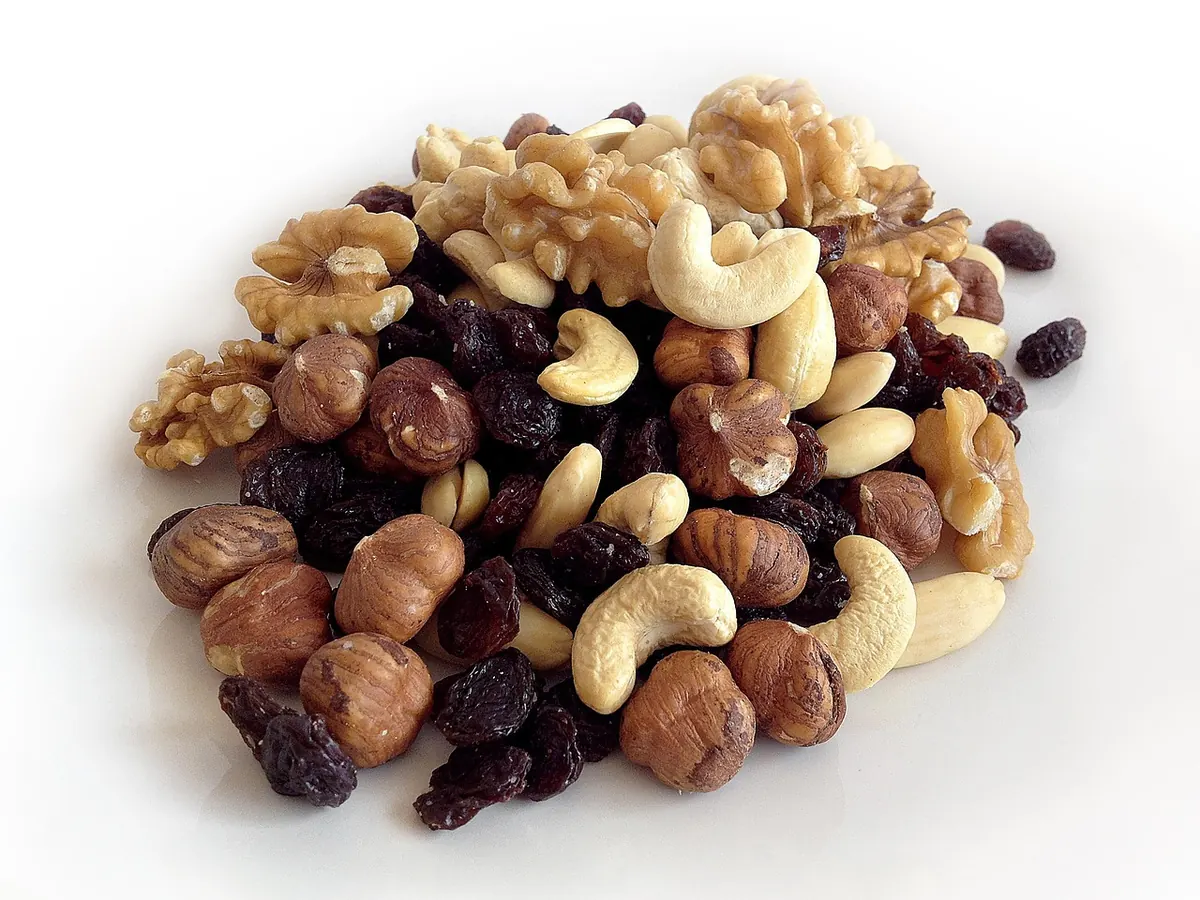 Trail Snacks That Actually Fuel a Long Hike: A Simple Nutrition Guide